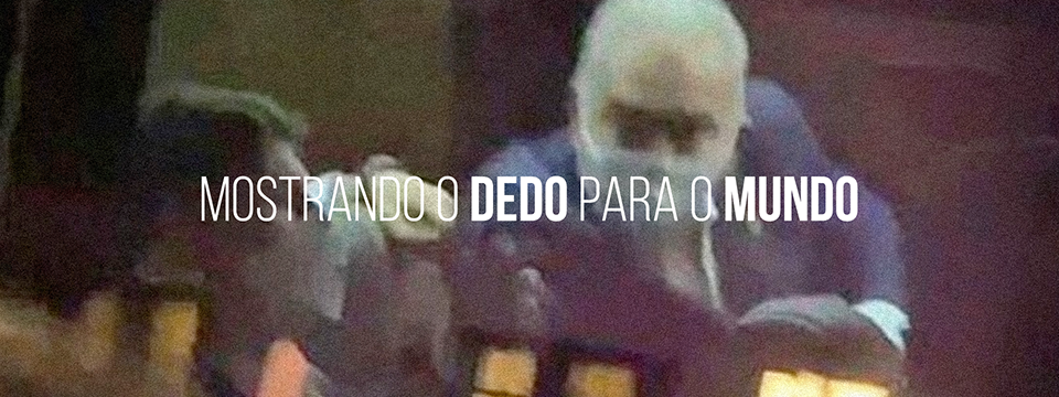 Mostrando o dedo para o mundo